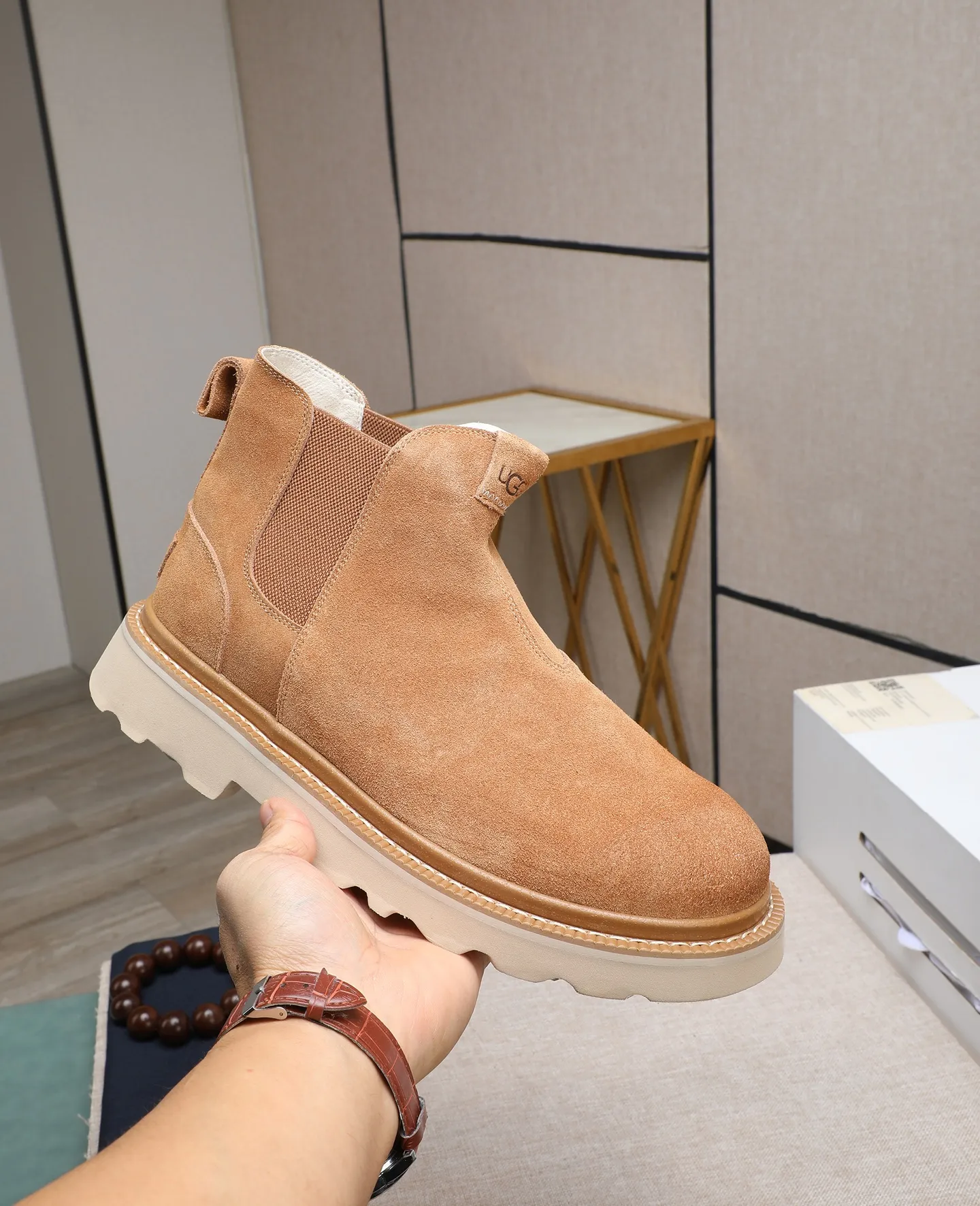 Men's shoes 💰640 (full genuine wool lining, 10% off for fake ones) Please pay attention to the quality of the original item and compare the thickness of the wool 🏮🏮 Popular UGG men's shoes from Australia's warm luxury brand, the official website is synchronized, Beckham men's style..., made of imported first-layer waxed cowhide, waxed toe cap, Australian real wool velvet lining Carefully sewn...Imported rubber Martin boots outsole (comfortable, soft, wear-resistant) The quality is really great...Exquisite workmanship, you won't be able to put it down at first sight, size 39-44 (customized in 45)